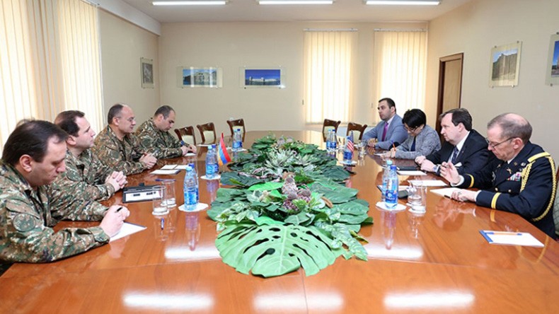 Глава Минобороны Армении представил послу США совершенные ВС Азербайджана военные преступления