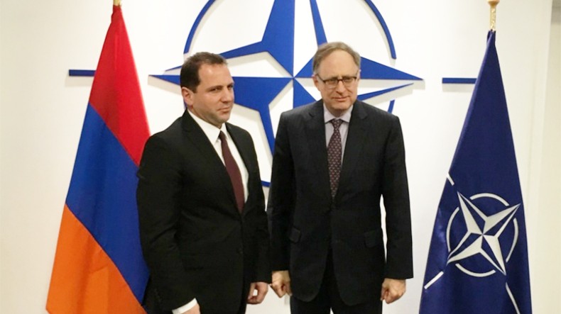 Д. Тоноян представил заместителю генсека НАТО А. Вершбоу доказательства нарушения Азербайджаном норм международного права в Карабахе
