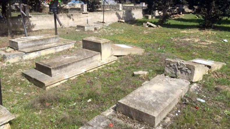 СМИ: В Азербайджане вандалы вновь осквернили старое русское кладбище, а власти бездействуют