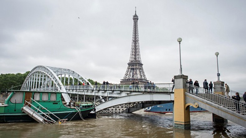 Власти Франции потратят миллионы евро на помощь пострадавшим от наводнения