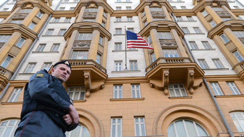 Москва выдворила двух дипломатов США в ответ на высылку российских