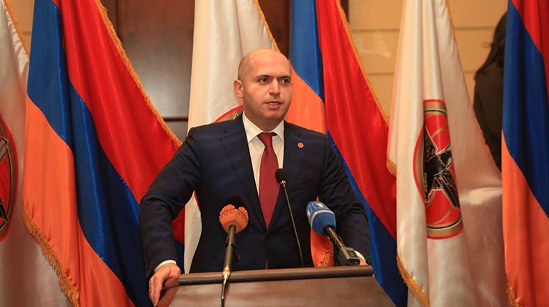 Армен Ашотян сранил новый пресс-зал правящей Республиканской партии Армении с «Даунинг-стритом, 10»