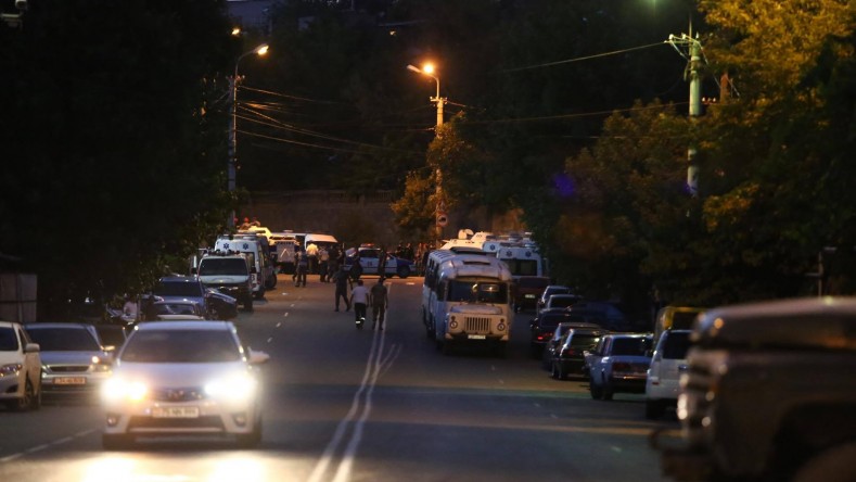 Никол Пошинян насчитал 26 человек в группировке, захватившей здание полиции в Эребуни