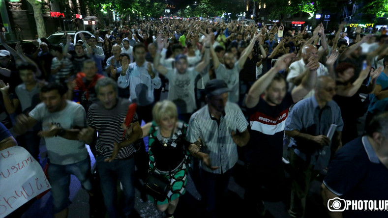 Участники митинга в поддержку группы «Сасна црер» проводят шествие в центре Еревана