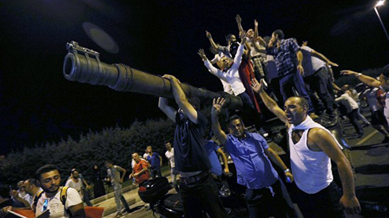 В Турции после попытки госпереворота отстранены от работы около 60 тыс. человек
