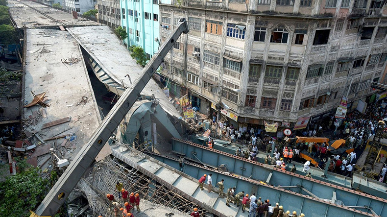 Более 20 человек пропали без вести после обрушения эстакады в Индии
