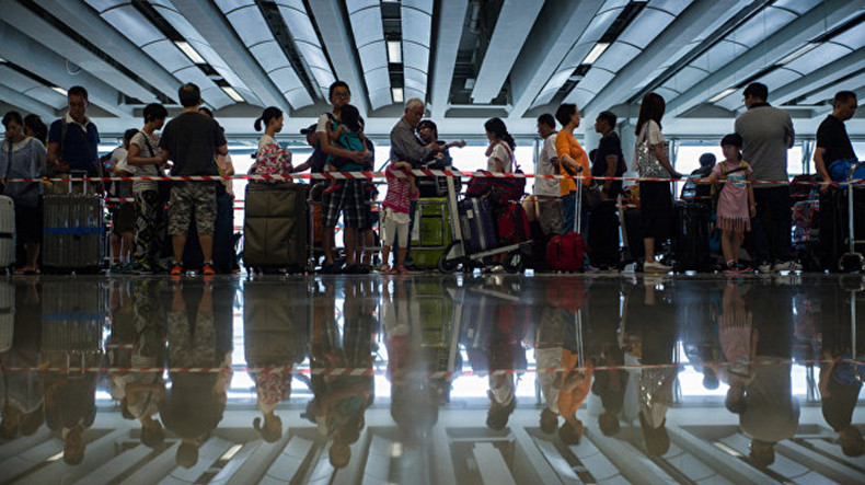 В китайском аэропорту из-за ливней застряли около 8 тысяч пассажиров