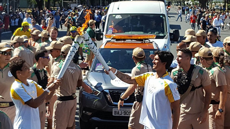 Протестующие бразильцы попытались не пустить в Рио Олимпийский огонь