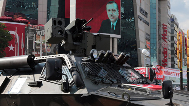 В Турции издали указы об увольнении более 2 тыс. полицейских и сотен военных