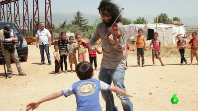 Всемирно известный скрипач-виртуоз Ара Маликян играет в лагерях для сирийских беженцев