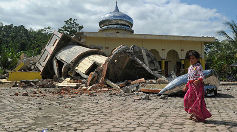 Почти 300 человек пострадали в результате землетрясения на индонезийском острове Суматра