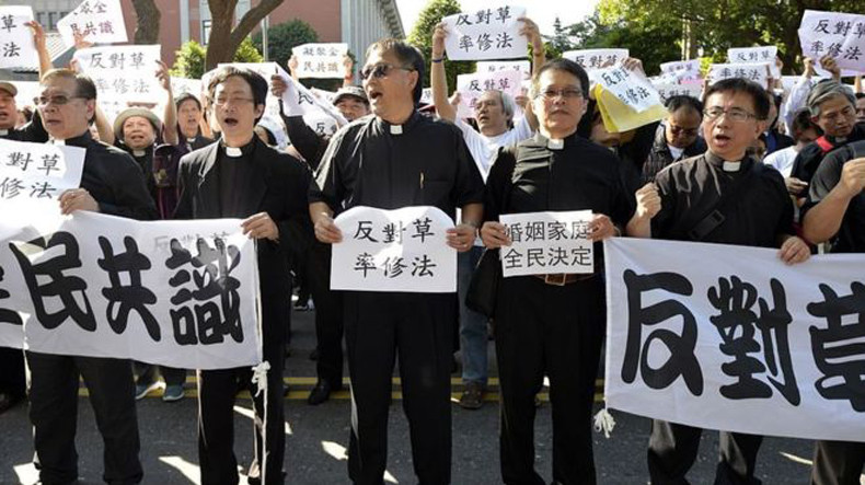 На Тайване прошли многотысячные митинги против легализации однополых браков