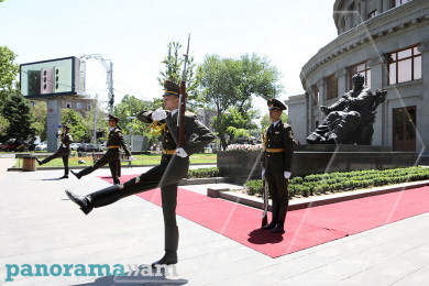 Почетный караул - у памятника Араму Хачатуряну