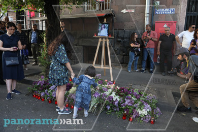 Քաղաքացիները ծաղիկներ խոնարհեցին՝ ի հիշատակ Փաշինյանի շարասյանը զոհ դարձած Սոնա Մնացականյանի