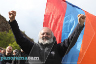 People led by Archbishop Bagrat Galstanyan march to Yerevan
