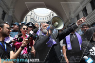 Участники шествия в Ереване остановились сперва у здания Генпрокуратуры Армении, затем направились к зданию МИД РА