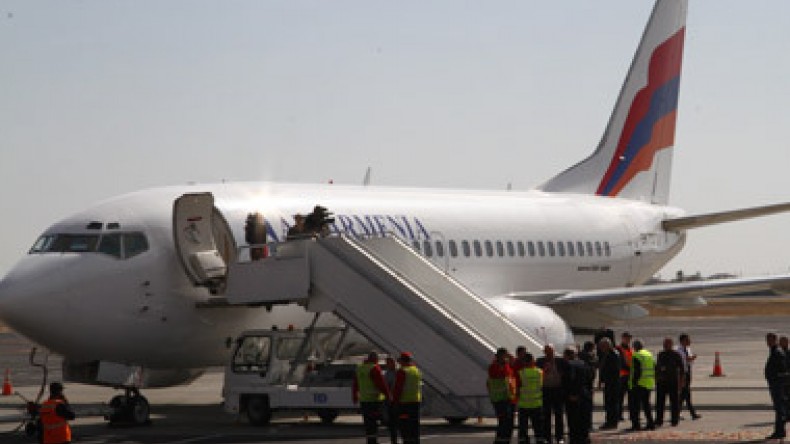 Летать в армению. Armenia Boeing 737. Boeing 737 Armenia Aircompany. Самолёт Air Moldova 737. Армянский самолет.