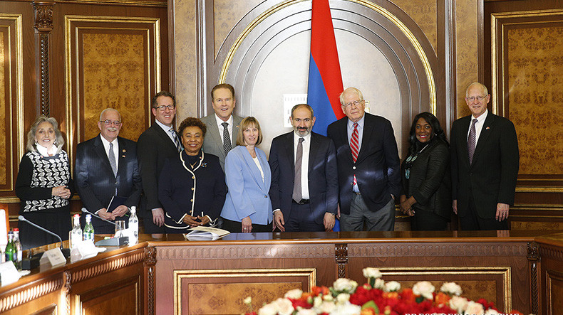 Премьер-министр Армении Никол Пашинян принял делегацию конгрессменов США