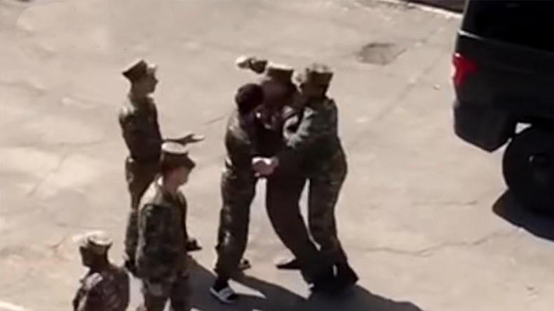 Տեսանյութ.Կապանի զորամասի հրամանատարը վիճել է մի քանի զինվորների հետ, քաշքշել, ապտակել ու հաթաթա տվել