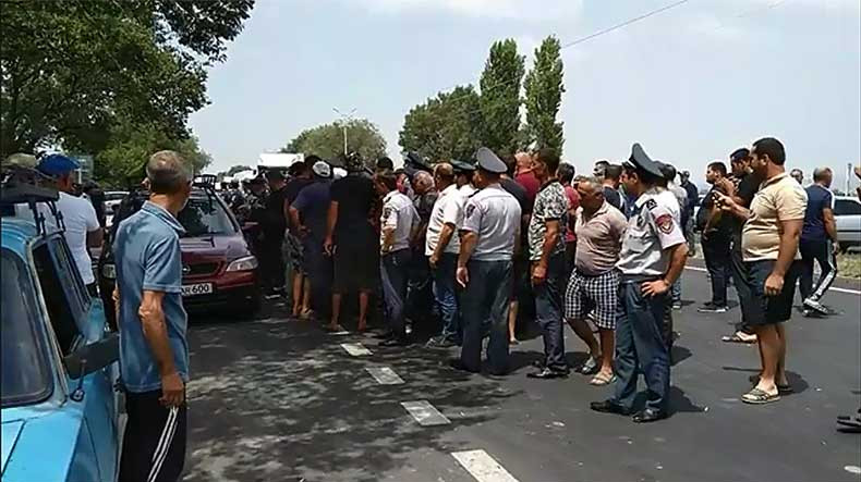 Տեսանյութ.Քաշքշուկ՝ոստիկանների և գյուղացիների միջև.«Բլեֆ ա, ոչ էլ գալու են». Արմավիրի մարզի բնակիչները փակել են Երևան տանող մայրուղին