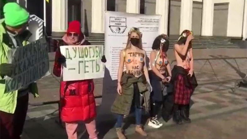 Կիևում մերկ ակտիվիստուհիները բողոքի ակցիա են անցկացրել կոմունալ սակագների համար