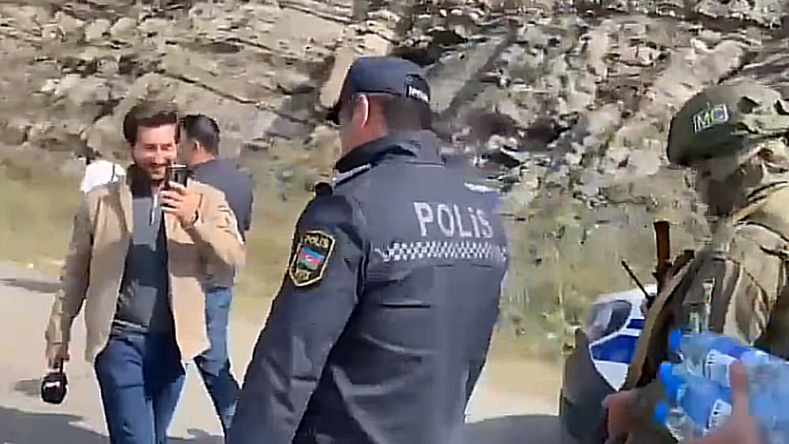 Տեսանյութ. Ի՛նչ հոգատար են հայերին կոտորած ադրբեջանցի ոստիկանները՝  ջուր են  հյուրասիրում տեսախցիկների առաջ